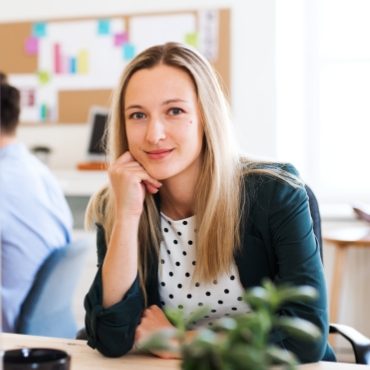 a-portrait-of-young-businesswoman-sitting-in-a-3SY89AP.jpg