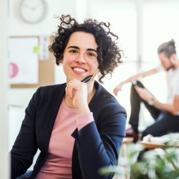 a-portrait-of-young-businesswoman-sitting-in-a-JABCPXQ.jpg